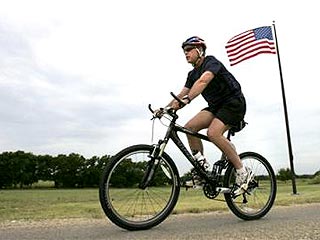 Буш упал велосипеда, катаясь на своем ранчо в Техасе