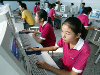 По сравнению со многими развитыми странами, процент пользователей интернета в Китае невелик, однако сетью пользуются 87 млн. жителей страны