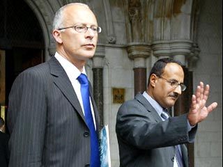 Лондонский суд заслушал показания свидетелей убийств мирных иракцев британскими военными в Ираке. Суд, в частности, заслушал показания служащего гостиницы Кифаха Тахи аль-Мутари (на фото справа)