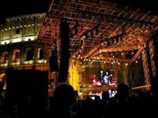 Шестьсот тысяч слушателей присутствовали на концерте легендарного американского рок-дуэта Саймона и Гарфанкеля у стен римского Колизея