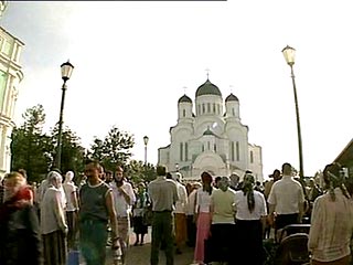 На Божественной литургии, прошедшей на Соборной площади Серафимо-Дивеевского женского монастыря, присуствовали пять тысяч верующих
