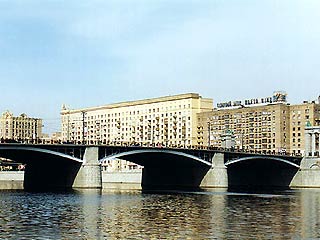 На мосту в Москве столкнулись 3 машины: один погиб, трое ранены