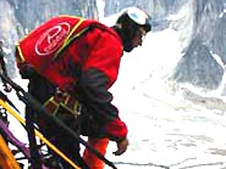 Российский альпинист прыгнул с парашютом с вершины Амин-Бракка