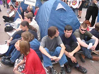 Представители молодежных организаций "Авангард красной молодежи" (АКМ) и Союз коммунистической молодежи (СКМ) разбили палатки в центре Москвы и объявили, что они проводят голодовку в знак протеста против принятия законопроекта о льготных выплатах