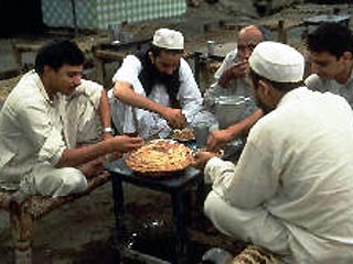 Вечно голодный житель Пакистана не может жениться - родственники боятся, что он съест жену