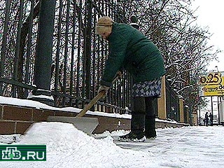 Ситуация с уборкой снега на улицах Москвы близка к авральной