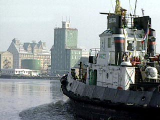 В Калининградском морском канале произошел крупный разлив дизельного топлива
