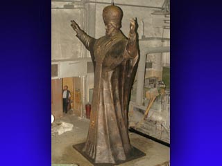 В Анадыре завершены работы по установке самого большого в мире памятника святителю Николаю Чудотворцу. На фото - монумент в мастерской скульптора