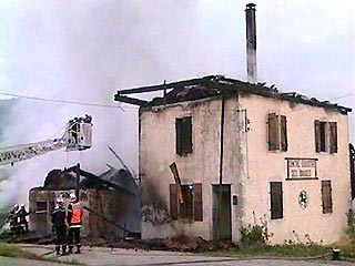 Как минимум семь детей заживо сгорели в результате сильного пожара, вспыхнувшего в школе верховой езды во французский Альпах. Об этом заявили официальные представители местных властей