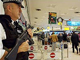 Британская полиция арестовала одного из руководителей "Аль-Каиды" в Великобритании, который якобы планировал масштабный теракт в лондонском аэропорту Heathrow