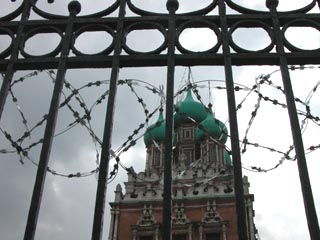 Московский храм Воскресения в Кадашах оцеплен милицией
