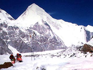В северо-восточной части Киргизии с пика Хан-Тенгри сегодня сошел ледник, накрывший группу российских альпинистов