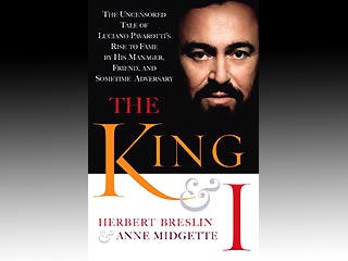 Книга, которая должна выйти в октябре, называется: "Король и я: правдивая история о восхождении Лучано Паваротти, рассказанная его менеджером, другом и иногда врагом"