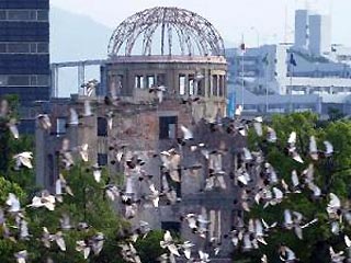 Пятница, 6 августа 2004 года - 59-я годовщина первой в мире атомной бомбардировки, которая разрушила японский город Хиросиму