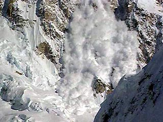 Из-за угрозы схода лавин в районе пика Хан-Тенгри (Иссык-Кульская область, север Киргизии), где 5 августа сошедшей лавиной накрыло группу альпинистов, российские спасатели пока не могут приступить к спасательным работам