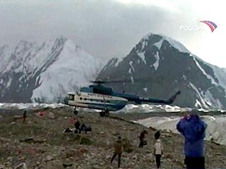 Спасатели МЧС России из-за плохих метеоусловий временно прекратили поиски погибших и пропавших без вести альпинистов на пике Хан-Тенгри в Киргизии