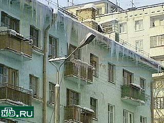 Долгожданное потепление в Омске принесло новые проблемы работникам коммунальных служб. За несколько теплых дней на карнизах домов выросли многокилограммовые сосульки