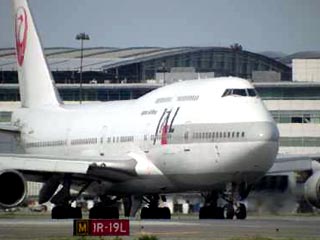 Молния ударила в пассажирский самолет японской авиакомпании JAL. В результате инцидента никто не пострадал