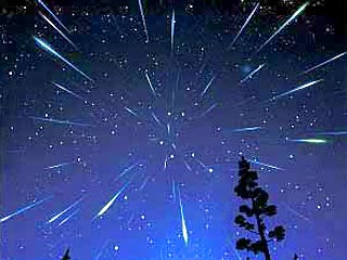 С 11 по 12 августа все любители небесных светил в Европе смогут наблюдать за падающими звездами и метеоритным дождем, который "падает" из космоса каждый год в середине этого месяца