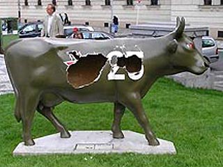 Пластиковая корова, раскрашенная в цвета советского танка с номером 23 на борту, стояла на площади Праги на месте памятника советским воинам - освободителям Чехословакии. Студенты посчитали, что такое украшение площади оскорбляет память 144 тысяч русских