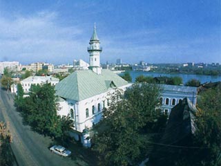 Старейшую мечеть Казани увенчали полумесяцем из титанового сплава