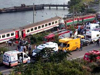 На северо-западе Турции в районе населенного пункта Тавшанчил в 60 км от Анкары в среду столкнулись два пассажирских поезда
