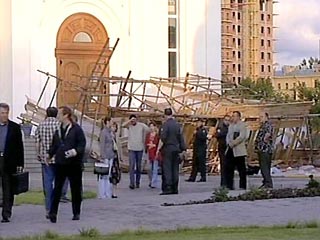 В Санкт-Петербурге в Малоохтинском проспекте, 52 при обрушении лесов строящейся церкви один человек погиб и 7 пострадало