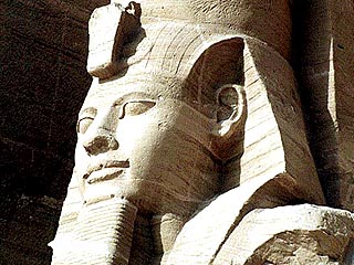 Самыми крупными из статуй фараона являются два изображения сидящего Рамзеса II в Абу-Симбеле на юге страны, по 20 метров каждая, и статуя высотой 12,8 метров