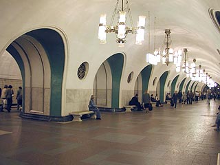 На станции метро "ВДНХ" человек попал под поезд. Остановлено движение на оранжевой ветке