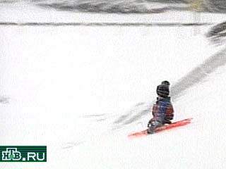 В Нижнем Новгороде под 2-метровым слоем снега оказался сегодня десятилетний мальчик. После того, как он скатился на санках с Окского съезда, высота которого достигает почти 100 метров, вслед за ним сошла снежная лавина