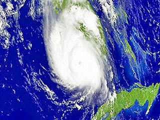 Жертвами тропического урагана "Чарли" во Флориде стали два человека, передает АР. Кроме того, около 500 тысяч домов и нежилых зданий остались без электроэнергии