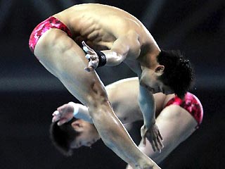 Сборная Китая завоевала четвертое золото в первый день Олимпиады в Афинах. В синхронных прыжках с 10-метровой вышки не было равных китайскому дуэту Тиан Лян и Ян Джинджи