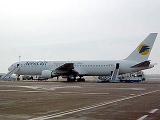 В киевском аэропорту "Борисполь" в субботу совершил вынужденную посадку самолет Boeing-763 украинской авиакомпании "Аэросвит"
