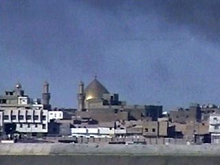 Несколько снарядов, выпущенных американской артиллерией, поразили в воскресенье главные входные ворота шиитской святыни - гробницы имама Али в иракском городе Неджеф. Об этом сообщил с места событий корреспондент иранского спутникового телеканала Al-Alam