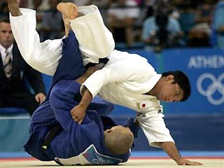 Япония завоевала третью золотую медаль на Олимпиаде в Афинах. В соревнованиях по дзюдо в весовой категории до 66 килограммов победу в финале одержал Масато Угисива, который победил словака Йозефа Крнака