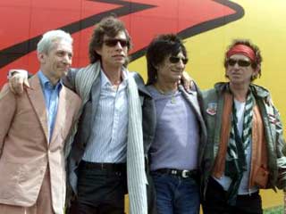 63-летний барабанщик легендарной группы Rolling Stones, который бросил курить 20 лет назад и вел правильный образ жизни, отказавшись еще и от алкоголя, был госпитализирован со страшным диагнозом в июне после обнаружения опухоли в горле