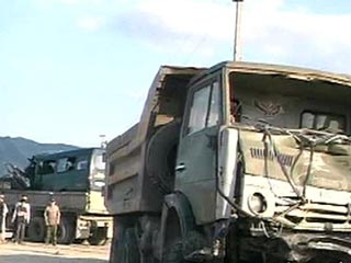 В Азербайджане микроавтобус Ford с пассажирами врезался в "КамАЗ": 14 погибших