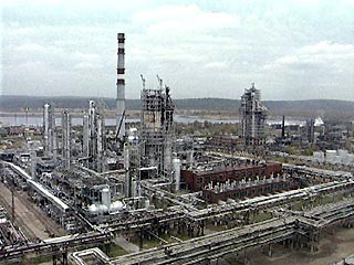 Осажденный российский нефтяной гигант ЮКОС вчера отрицал, что находится на грани банкротства