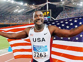 Американец Джастин Гэтлин одержал в воскресенье победу на Олимпиаде в Афинах в самой престижной легкоатлетической дисциплине - беге на 100 метров.