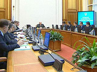 Правительство РФ на внеочередном заседании в понедельник за два часа разобралось с бюджетом и в полдень одобрило проект самого важного финансового документа страны - федерального бюджета на 2005 год