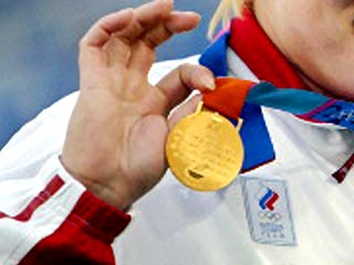 Руководитель российской делегации Анатолий Колесов, заявил, что в последний день Игр-2004 наша команда в общекомандном медальном зачете перегонит США и Китай