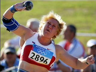 МОК официально объявил о дисквалификации чемпионки Игр-2004 по толканию ядра россиянки Ирины Коржаненко в связи с применением допинга
