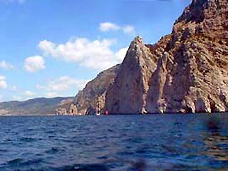 На Южном берегу Крыма в результате обвала скалы затонул прогулочный катер