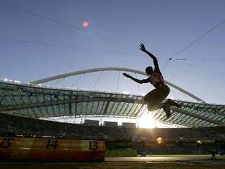 Российский гимнаст Алексей Бондаренко неудачно выступил в личных соревнованиях в опорном прыжке на Олимпиаде в Афинах
