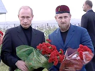 В ходе своего визита в Чечню Путин посетил вотчину Кадыровых. Владимир Путин хотел вновь заявить о своей поддержке семье, которая должна олицетворять собой "чеченизацию" власти