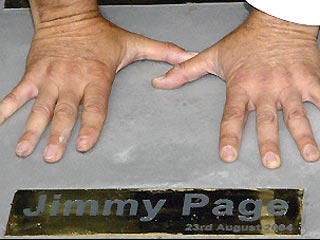 Легендарный гитарист Джимми Пейдж первым оставил отпечаток своих рук на лондонской площади Пикадилли, где создается аналог голливудской Аллеи славы