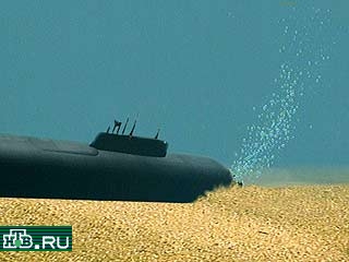 Атомную подводную лодку "Курск", затонувшую 12 августа в Баренцевом море, постепенно затягивает в ил