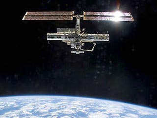 Высота орбиты Международной космической станции (МКС) ранним утром в четверг была увеличена примерно на четыре километра, сообщил РИА "Новости" сменный дежурный подмосковного ЦУПа
