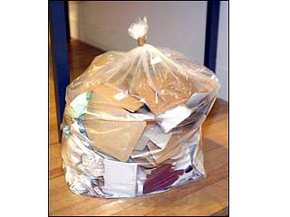 Экспонат, сделанный из картона и бумаги и завернутый в полиэтиленовый прозрачный пакет, выглядел для непосвященных точно как мешок с мусором