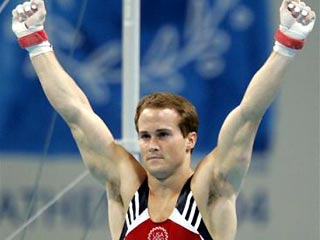 Спортивные власти США утверждают, что Международная федерация гимнастики оказывает давление на американского гимнаста Пола Хамма и требует от него отдать "золото" Игр-2004 в абсолютном первенстве южнокорейцу Янг Тэ Йону